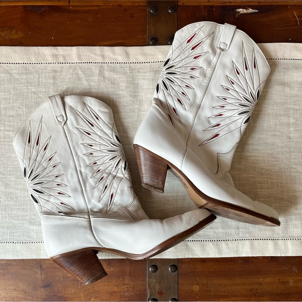 Dingo Western Boots White w/Red & Blue Inlay Starburst Woman’s size 9 M